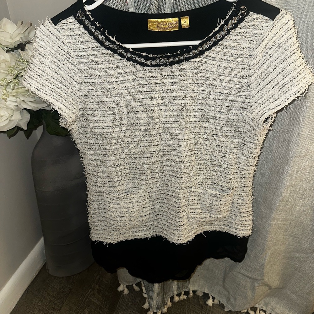 Chic Women's Black and White Top